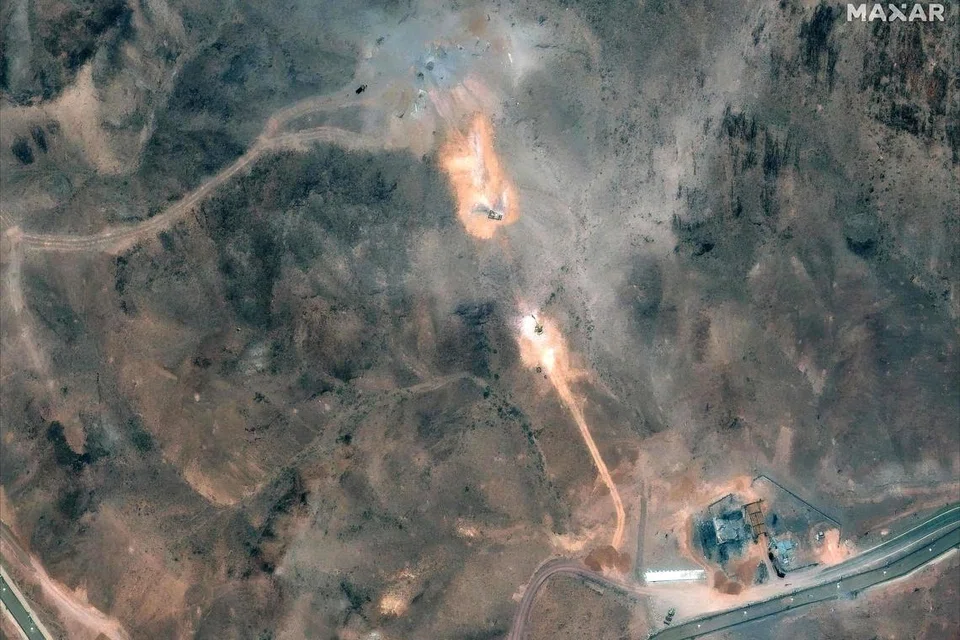 Imej satelit edaranMaxar Technologies dan bertarikh 1 Julai 2025, menunjukkan aktiviti berhampiran bangunan perimeter serta lubang-lubang di bahagian selatan yang disebabkan oleh serangan udara Amerika Syarikat pada 22 Jun ke atas Kompleks Loji Pengayaan Bahan Api Fordo (Fordow), kira-kira 30 kilometer di utara Qom, Iran tengah. 