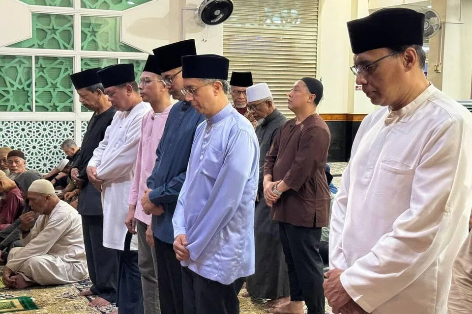 Pemangku Menteri Bertanggungjawab bagi Ehwal Masyarakat Islam, Profesor Madya Dr Muhammad Faishal Ibrahim, yang juga Menteri Negara Kanan (Ehwal Dalam Negeri) (berbaju biru terang) di Masjid Al-Iman pada 18 Februari.