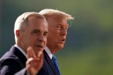 Perdana Menteri Canada, Mark Carney (kiri) dan Presiden Amerika Syarikat, Donald Trump tiba untuk sesi bergambar sempena Sidang Kemuncak Kumpulan Tujuh (G7) di Padang Golf Kananaskis Country, Alberta, Canada pada 16 Jun 2025. Pada 30 Julai, Trump berkata adalah “amat sukar” untuk mencapai perjanjian perdagangan dengan Canada selepas negara itu menyatakan sokongan terhadap penubuhan negara Palestin.
