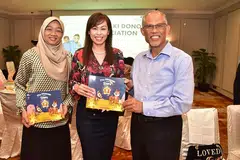 BERI SOKONGAN: Penderma Cik Eve Tan (tengah) dari Scholastic Education berkata pihaknya bersedia untuk terus menyokong usaha Yayasan Mendaki mengumpul dana ETF. Bersamanya ialah CEO Mendaki, Cik Rahayu Buang dan Encik Masagos Zulkifli. - Foto YAYASAN MENDAKI