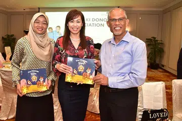 BERI SOKONGAN: Penderma Cik Eve Tan (tengah) dari Scholastic Education berkata pihaknya bersedia untuk terus menyokong usaha Yayasan Mendaki mengumpul dana ETF. Bersamanya ialah CEO Mendaki, Cik Rahayu Buang dan Encik Masagos Zulkifli. - Foto YAYASAN MENDAKI