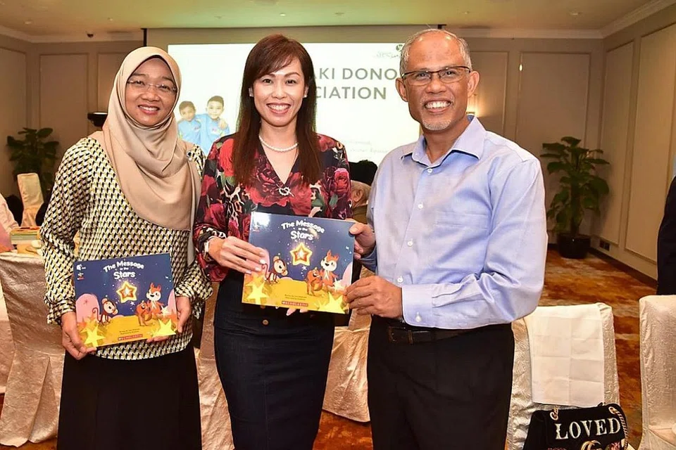 BERI SOKONGAN: Penderma Cik Eve Tan (tengah) dari Scholastic Education berkata pihaknya bersedia untuk terus menyokong usaha Yayasan Mendaki mengumpul dana ETF. Bersamanya ialah CEO Mendaki, Cik Rahayu Buang dan Encik Masagos Zulkifli. - Foto YAYASAN MENDAKI