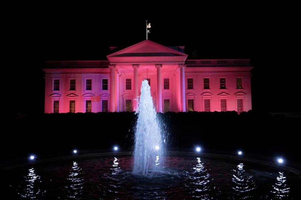 BERMANDI CAHAYA: Rumah Putih di Washington DC, Amerika Syarikat, diterangi cahaya merah jambu sempena sambutan Bulan Kesedaran Barah Buah Dada.