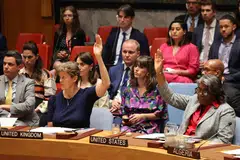 Duta Besar Amerika Syarikat ke Pertubuhan Bangsa-Bangsa Bersatu (PBB), Cik Linda Thomas-Greenfield (kanan) dan Duta Besar United Kingdom, Cik Barbara Woodward (tiga dari kanan), mengangkat tangan tanda bersetuju ketika mengundi bagi resolusi pelaksanaan gencatan senjata kekal dan pembebasan tebusan di Gaza dalam sesi di ibu pejabat PBB pada 10 Jun.