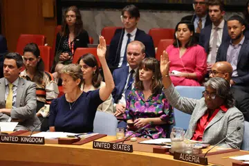 Duta Besar Amerika Syarikat ke Pertubuhan Bangsa-Bangsa Bersatu (PBB), Cik Linda Thomas-Greenfield (kanan) dan Duta Besar United Kingdom, Cik Barbara Woodward (tiga dari kanan), mengangkat tangan tanda bersetuju ketika mengundi bagi resolusi pelaksanaan gencatan senjata kekal dan pembebasan tebusan di Gaza dalam sesi di ibu pejabat PBB pada 10 Jun.