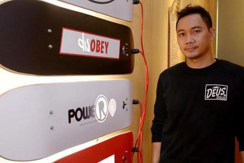 BERMAIN DENGAN KATA DAN CAHAYA: Encik Ryf Zaini memanfaatkan kemahirannya menghasilkan seni pemasangan lampu dalam menyalakan papan lungsur dengan jenama popular agar mencipta kata-kata yang melambangkan pemberontakan rasa. - Foto-foto TUKIMAN WARJI