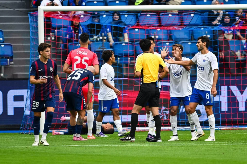 Pemain Lion City Sailors cuba membantah keputusan penalti, hanya 11 minit selepas perlawanan bermula, yang diberikan kepada JDT dalam perlawanan pembukaannya Kejohanan Kelab Asean (ACC) pada 21 Ogos.