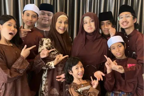 Norish Karman (empat dari kiri), merupakan ibu kepada lapan orang anak dan dikatakan sedang menerima rawatan dalam hospital di sekitar Klang Valley.