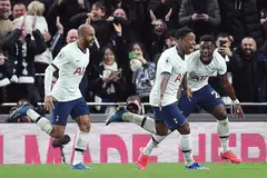 SENTUHAN BERBISA: Pemain Tottenham Hostspur meraikan jaringan selepas Steven Bergwijn (tengah) menjaringkan gol semasa penampilan sulungnya menentang Manchester City di Stadium Tottenham di London kelmarin. - Foto EPA-EFE