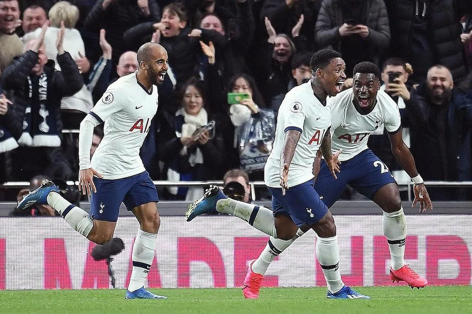 SENTUHAN BERBISA: Pemain Tottenham Hostspur meraikan jaringan selepas Steven Bergwijn (tengah) menjaringkan gol semasa penampilan sulungnya menentang Manchester City di Stadium Tottenham di London kelmarin. - Foto EPA-EFE