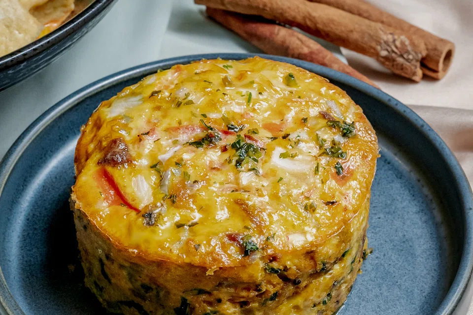 Hidangan Martabak Chicken Frittata, mendapat ilham daripada murtabak Singapura yang terkenal di Arab Street serta keunikan ‘frittata’ Itali. Hidangan telur yang gebu ini dibakar bersama ayam berempah bawang, dan herba aromatik, sekaligus menyajikan rasa yang memuaskan, tekstur yang kaya, serta keseimbangan yang menarik antara nostalgia dan inovasi.