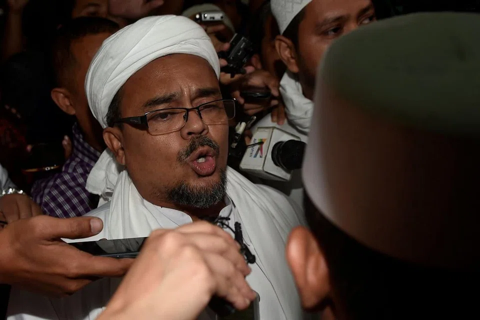  Ulama tegar Rizieq Shihab, yang mengetuai Front Pembela Islam (FPI), didakwa menghina agama Kristian dengan berkata "Kalau Tuhan beranak, bidannya siapa?". 