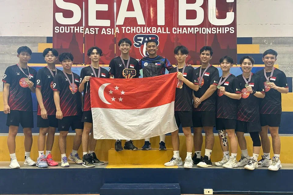 Muhammad Raziq Rozali (enam dari kiri), 24 tahun, berundur daripada pasukan nasional pada 2024 untuk memberi tumpuan kepada pengajian tahun akhir di universiti. Beliau kemudian dipelawa agar kembali menyertai pasukan itu pada awal 2025 bagi menjadi kapten dan pembimbing pasukan.