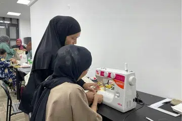 Di Singapura, sekumpulan 20 wanita yang menerima zakat kini meraih manfaat daripada program yang dipanggil Kloth Woman Up X Thread Up, naik daripada 10 apabila program itu diperkenalkan pada 2023.