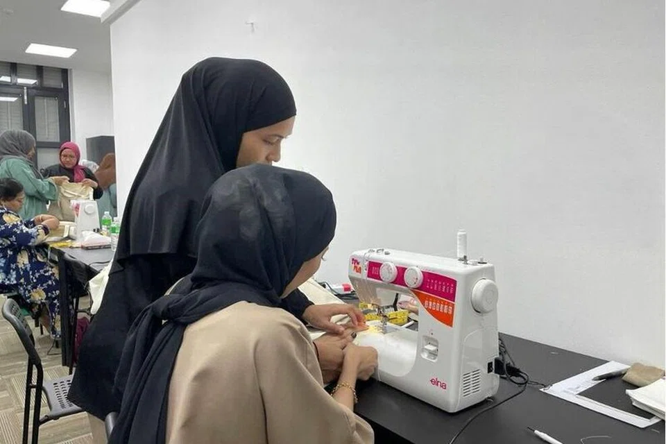 Di Singapura, sekumpulan 20 wanita yang menerima zakat kini meraih manfaat daripada program yang dipanggil Kloth Woman Up X Thread Up, naik daripada 10 apabila program itu diperkenalkan pada 2023.