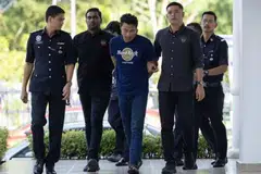 Penjaga rumah amal dipercayai dikendalikan Global Ikhwan Service and Business Holdings (GISBH), Mohd Syahid Hanapiah, 35 tahun (tengah), mengaku tidak bersalah di Mahkamah Sesyen Selayang, Selangor, atas tuduhan mendera kanak-kanak penghuni rumah amal terbabit.