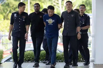 Penjaga rumah amal dipercayai dikendalikan Global Ikhwan Service and Business Holdings (GISBH), Mohd Syahid Hanapiah, 35 tahun (tengah), mengaku tidak bersalah di Mahkamah Sesyen Selayang, Selangor, atas tuduhan mendera kanak-kanak penghuni rumah amal terbabit.