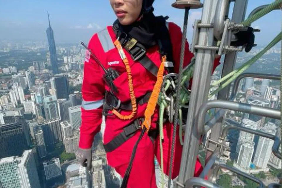 Memanjat bangunan pencakar langit untuk bertugas tidak menggentarkan wanita genit, Cik Normalia Sidek, 32 tahun, yang serba berani ini. 