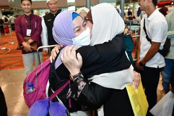 DAKAPAN ERAT: Kaum keluarga dan sahabat handai berkumpul di Terminal 1 Lapangan Terbang Changi untuk menghantar jemaah haji ke Tanah Suci.