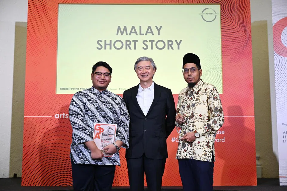 KATEGORI CERPEN: Dianjurkan oleh Arts House Limited (AHL), dengan sokongan Majlis Seni Kebangsaan (NAC) dan kerjasama Majlis Buku Singapura (SBC), 44 penulis cemerlang diiktiraf, termasuk  Fadhli Rusydi Fadzil (paling kiri) dan  Muhammad Khairool Haque Abdul Kadir (paling kanan) yang meraih tempat pertama untuk kategori cerpen bahasa Melayu.