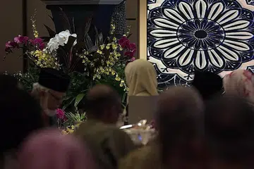 BERI PENGHARGAAN: Masyarakat Melayu, kata Encik Heng, terus mendakap nilai Singapura yang berbilang budaya, sedang ia mengekalkan identiti yang bersemangat yang telah memperkaya jalinan sosial negara ini. - Foto BM oleh ALPHONSUS CHERN