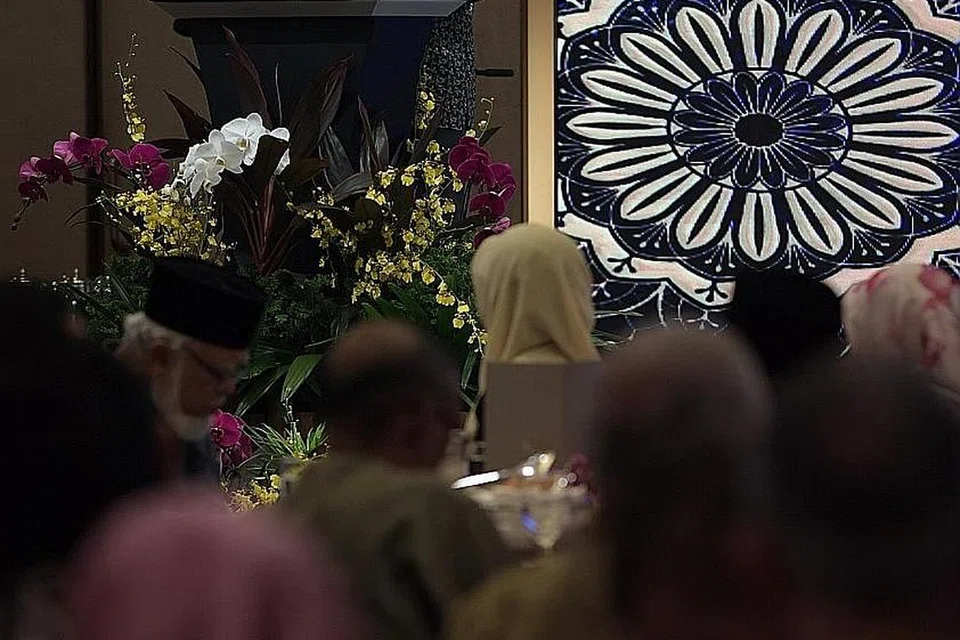 BERI PENGHARGAAN: Masyarakat Melayu, kata Encik Heng, terus mendakap nilai Singapura yang berbilang budaya, sedang ia mengekalkan identiti yang bersemangat yang telah memperkaya jalinan sosial negara ini. - Foto BM oleh ALPHONSUS CHERN