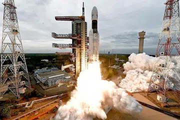 MENUJU KE BULAN: Kenderaan Pelancar Satelit Geosynchronous (GSLV) MkIII dilancarkan dengan membawa Chandrayaan-2 dari Pusat Angkasa Lepas Satish Dhawan. - Foto REUTERS