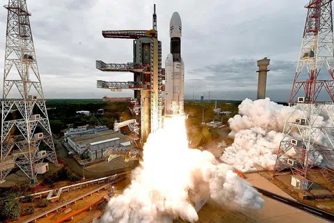 MENUJU KE BULAN: Kenderaan Pelancar Satelit Geosynchronous (GSLV) MkIII dilancarkan dengan membawa Chandrayaan-2 dari Pusat Angkasa Lepas Satish Dhawan. - Foto REUTERS
