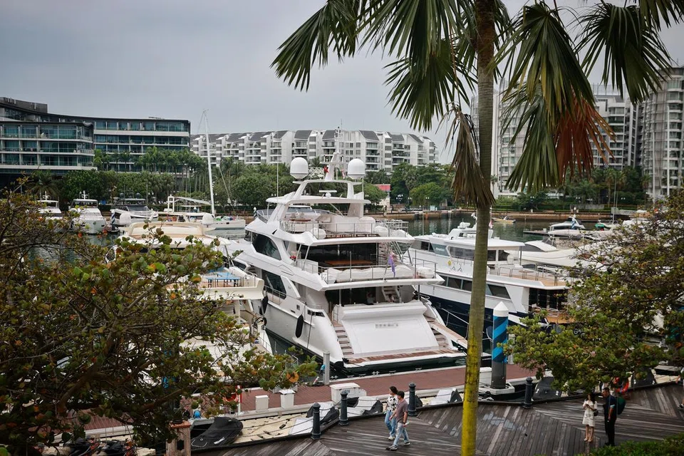 BARISAN PERTAMA PERTAHANAN: Menteri Kedua Kewangan, Cik Indranee Rajah, berkata ejen hartanah, agensi hartanah dan pemaju memainkan peranan sebagai barisan pertama pertahanan atau penjaga pintu kerana merekalah yang biasanya berhubung dengan pihak yang menjalankan urus niaga hartanah.