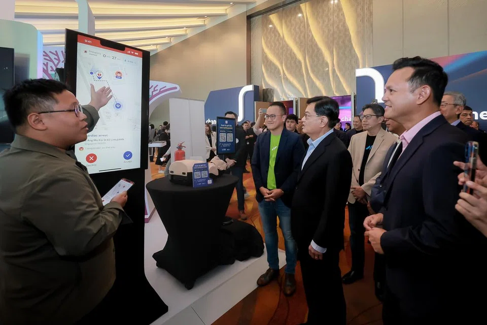 Timbalan Perdana Menteri, Encik Heng Swee Keat (dua dari kanan) dan Menteri Negara Kanan (Pertahanan merangkap Tenaga Manusia), Encik Zaqy Mohamad (paling kanan) melawat salah satu reruai pameran di forum ‘NCS Impact’, yang diadakan di Pusat Ekspo dan Konvensyen Sands pada 11 Julai.