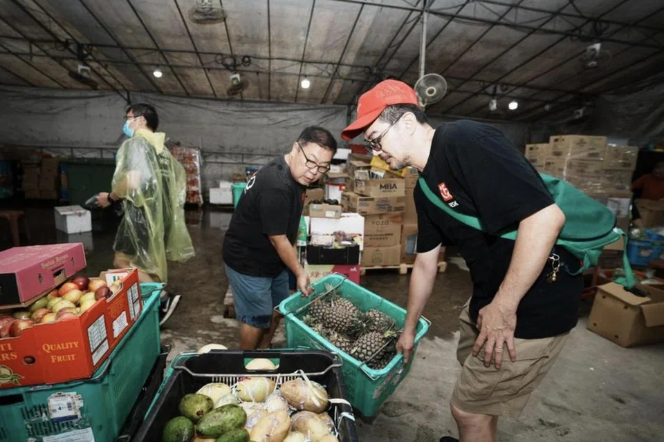 Kumpulan penyelamat makanan, Food Rescue Sengkang (FRSK) memainkan peranan penting untuk membantu mengawal sisa makanan di Singapura, dengan mengumpul makanan tambahan untuk diedarkan kepada masyarakat.