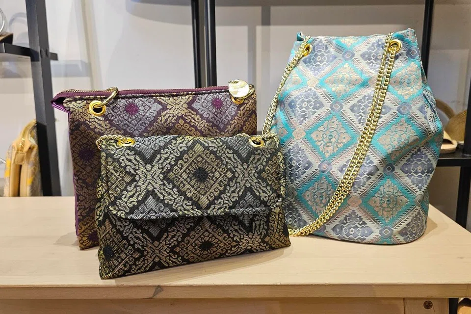 Beg songket jenama, Avarcas Singapore, yang dijual tersedia dalam pelbagai pilihan rona warna menarik dan mendapat sambutan memberangsangkan daripada pelanggan tidak kira usia. 