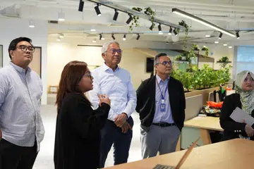 MENDENGAR TAKLIMAT: Encik Bahren Shaari (tengah) mendengar taklimat daripada Timbalan Editor Pembaca dan Pertumbuhan BH, Cik Rabiatul Adawiya Binhan. Turut menyambut beliau ialah Editor BH, Encik Nazry Mokhtar (dua dari kanan);  Editor Berita, Encik Nazri Hadi Saparin; dan Editor Audiens dan Pertumbuhan, Cik Norhaiza Hashim. 