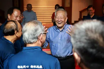 BERAMAH MESRA: Calon presiden, Ng Kok Song, berinteraksi bersama anggota Teochew Poit Ip Huay Kuan ketika beliau melawat persatuan itu pada Khamis malam.