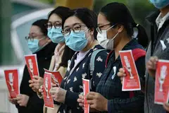 DESAK TINDAKAN KURANGI PENULARAN KORONAVIRUS NOVEL: Pekerja perubatan tempatan mogok di luar Hospital Queen Mary di Hong Kong semalam. - Foto AFP