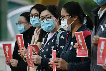 DESAK TINDAKAN KURANGI PENULARAN KORONAVIRUS NOVEL: Pekerja perubatan tempatan mogok di luar Hospital Queen Mary di Hong Kong semalam. - Foto AFP