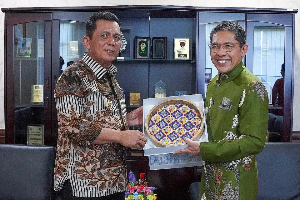 TANDA KENANGAN: Pertukaran cenderamata antara Menteri di Pejabat Perdana Menteri yang juga Menteri Kedua (Ehwal Luar merangkap Pendidikan), Dr Mohamad Maliki Osman, dan Gabenor Wilayah Kepulauan Riau (Kepri), Encik Ansar Ahmad, pada 18 Ogos lalu.