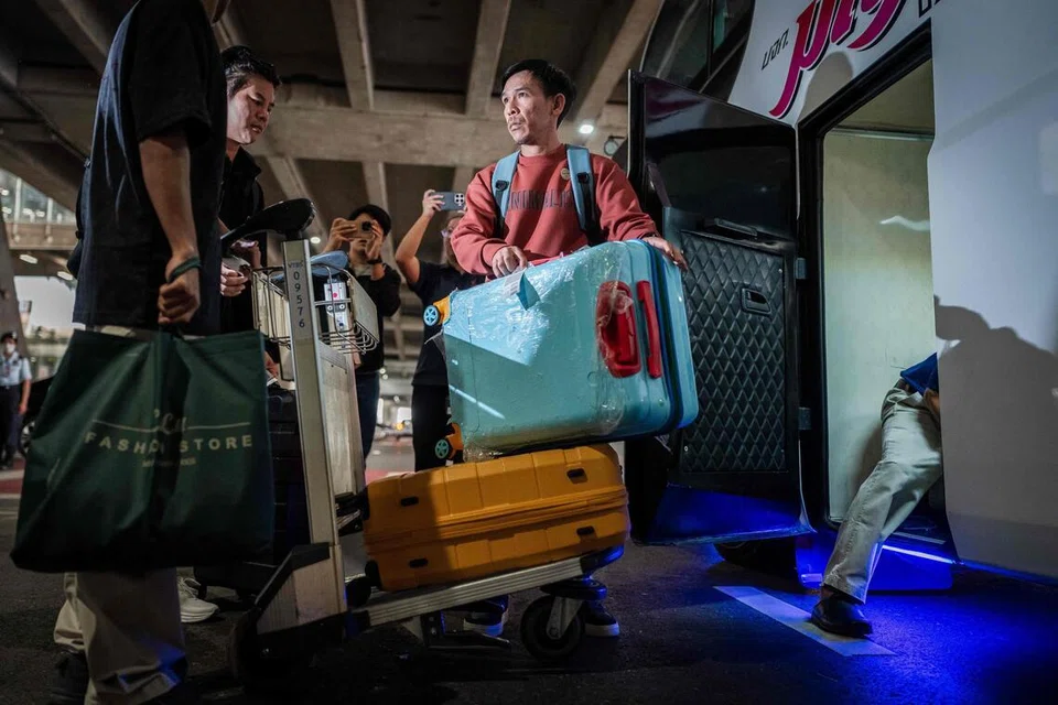 Seorang anak kapal warga Thailand dari kapal kargo Mayuree Naree tiba di Lapangan Terbang Antarabangsa Suvarnabhumi di Bangkok selepas penerbangan dari Oman di Bangkok 16 Mac 2026. Kor Pengawal Revolusi Islam Iran berkata pada 11 Mac bahawa mereka telah menyerang kapal berdaftar Thailand, Mayuree Naree, serta sebuah kapal berbendera Liberia di Selat Hormuz kerana kedua-dua kapal itu didakwa mengabaikan “amaran”.