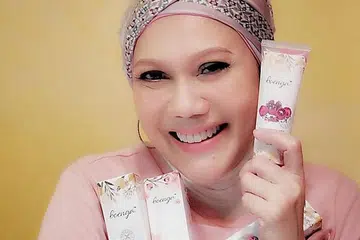 RANCANG MENGENALKAN LEBIH BANYAK PRODUK: Mastura Ahmad mengenalkan pembersih wajah Boenga yang menggunakan bahan asli termasuk kunyit, peach, delima dan mangga. - Foto BOENGA