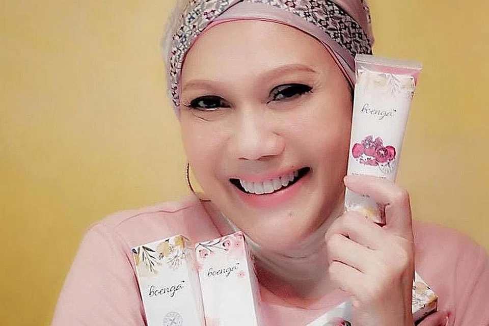 RANCANG MENGENALKAN LEBIH BANYAK PRODUK: Mastura Ahmad mengenalkan pembersih wajah Boenga yang menggunakan bahan asli termasuk kunyit, peach, delima dan mangga. - Foto BOENGA