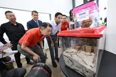 (Barisan depan, dari kiri) Penolong Setiausaha Agung NTUC, Encik Melvin Yong, Menteri Negara (Tenaga Manusia) Encik Dinesh Vasu Dahs; pengerusi Kelompok Perikatan Pengurusan Haiwan Perosak (TCPM) Dr Wan Rizal; bersama (barisan belakang, dari kiri) penasihat EcoSpace Pest Management dan subsidiari Servcare Services, Encik Andrew Chan; dan pengerusi bersama TCPM, Encik Kung Teong Wah memerhatikan beberapa contoh sarah anak-anak semasa melawat EcoSpace pafa 15 Julai.