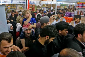 PERUBAHAN: Rakyat Syria berpusu-pusu ke pasar di Douma yang ditaja pemerintah untuk membeli keperluan harian yang dahulu tidak mampu dibeli mereka. Namun keadaan di luar pasar itu belum berubah, dalam kehancuran, dengan kereta terbiar berkarat di luar dan runtuhan bertimbun di jalan-jalan berdebu. - Foto AFP
