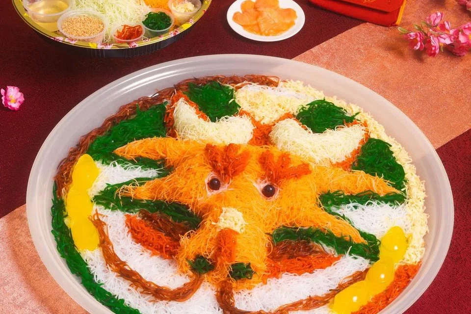 ‘Yusheng’ berbentuk naga sempena Tahun Baru Cina Naga pada 2024. 