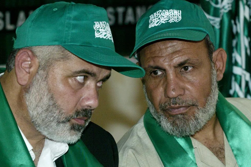 Pemimpin politik tertinggi Hamas, Encik Mahmud al-Zahar (kanan), disebut-sebut sebagai calon pengganti Encik Yahya Sinwar yang terbunuh dalam serangan Israel pada 17 Oktober di Rafah, selatan Gaza.