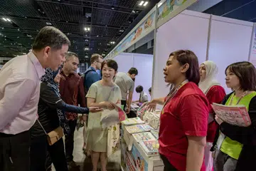 KUNJUNGAN MENTERI: Menteri Pendidikan, Encik Chan Chun Sing (paling kiri), berkunjung ke reruai Penerbitan Pelajar SPH Media di Simposium Bahasa Ibunda (MTLS) ke-12 yang diadakan di Pusat Konvensyen Suntec City pada Sabtu. 