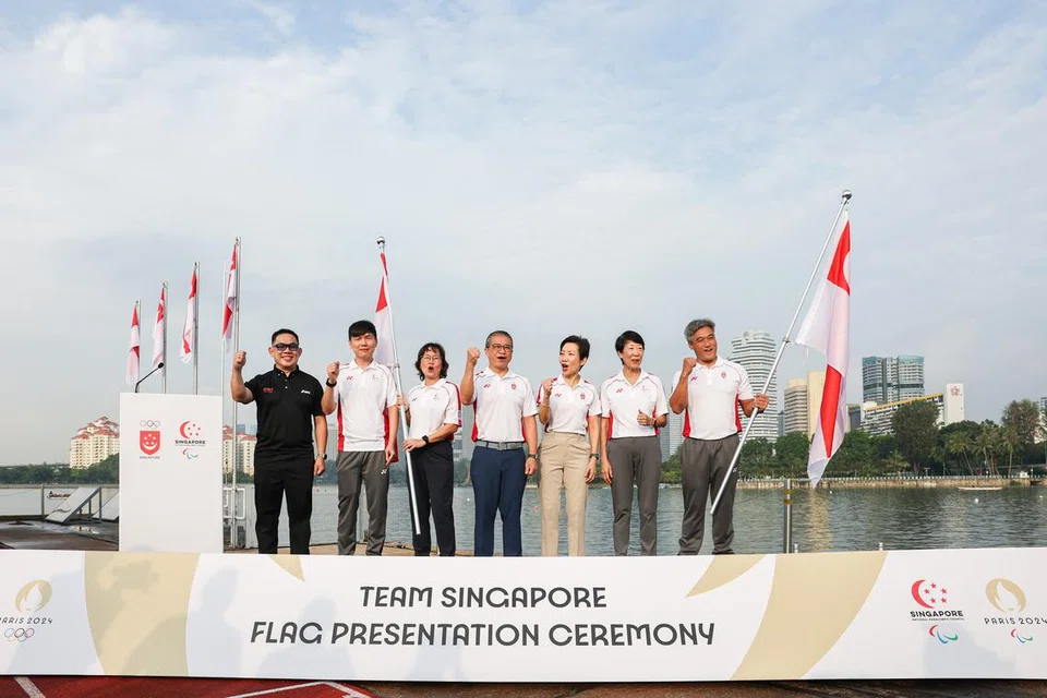 (Dari kiri) Ketua Pegawai Eksekutif (CEO) Sport Singapore, Encik Alan Goh; penembak para negara Daniel Chan; Chef de Mission Pasukan Singapura di Sukan Paralimpik Paris 2024, Cik Ng Wee Chew; Menteri Kebudayaan, Masyarakat dan Belia, Encik Edwin Tong; Menteri Kemampanan dan Sekitaran, Cik Grace Fu; presiden Majlis Sukan Kurang Upaya Singapura, Encik Teo-Koh Sock Miang; dan Chef de Mission Pasukan Singapura bagi Sukan Olimpik Paris 2024, Encik Tan Wearn Haw, bergambar semasa Penyampaian Bendera Pasukan Singapura di Institut Sukan Belia Negara pada 6 Julai.
