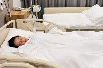 Perdana Menteri Thailand, Paetongtarn Shinawatra, dilihat sedang berbaring di atas katil hospital di sebuah lokasi yang tidak didedahkan.