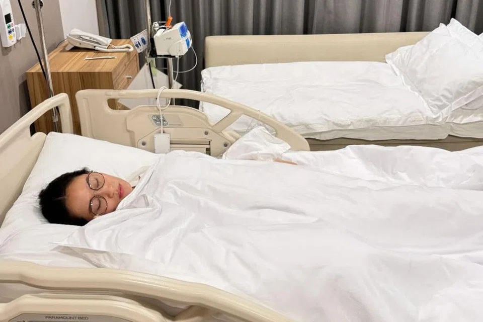 Perdana Menteri Thailand, Paetongtarn Shinawatra, dilihat sedang berbaring di atas katil hospital di sebuah lokasi yang tidak didedahkan.
