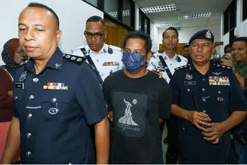 Pemandu lori muatan batu, Rudi Zulkarnain Mat Radi, 45 tahun (dua dari kiri) yang terlibat dalam nahas mengorbankan sembilan anggota Pasukan Simpanan Persekutuan (FRU), 13 Mei lalu, didakwa di Mahkamah Teluk Intan, Perak, pada 16 Mei.