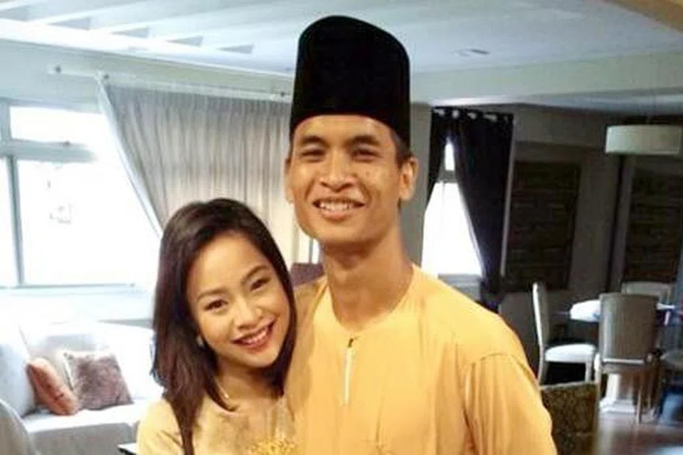 TINGGINYA SONGKOK PAK WAN!: Tunggak pertahanan LionsXII, Safuwan Baharudin, bergaya di pagi Raya bersama isterinya, Alia Qistina. - Foto ihsan SAFUWAN BAHARUDIN